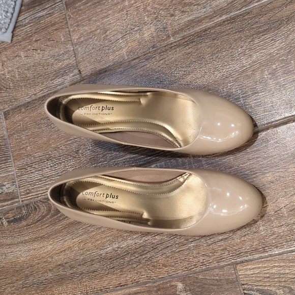 Tan Heels - Picture 2 of 7